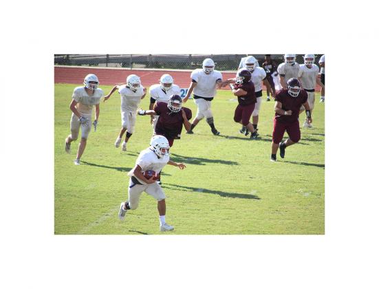 Sophomore fullback Matthew Chavez runs the ball up the field during last week’s scrimmage against La Pryor. The Bulldogs next pre-season scrimmage will be an away game against Natalia. BULLETIN PHOTO/Chuck McCollough