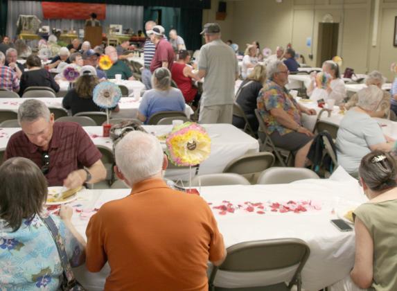 Attendees enjoy a spaghetti dinner as part of the Lakehills Area Library’s annual fundraiser, which was held last Saturday at the Lakehills Civic Center. BULLETIN PHOTO/Chuck McCollough