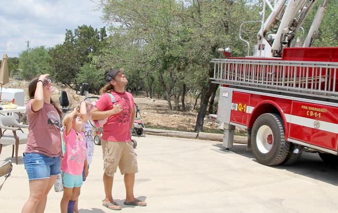 A family admires the fire truck at last Saturday’s BBQ fundraiser for the Medina Lake VFD. BULLETIN PHOTO/Chuck McCollough