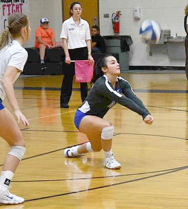 Summer Haby shows her hustle returning a serve from Davenport. BULLETIN PHOTO/Tracy Thayer
