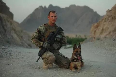 Bandera Honors Veterans Nov. 11 and will feature keynote speaker, USAF TSgt Len Anderson and his dog Azza, shown here in Afghanistan before the IED blast changed his life forever. Courtesy Photo