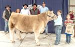 Cooper Arnold (second from right) displays the Grand Champion Steer he presented at the 2021 Bandera County Junior Livestock Show auction. The steer drew a top bid of $10,000. BULLETIN PHOTO